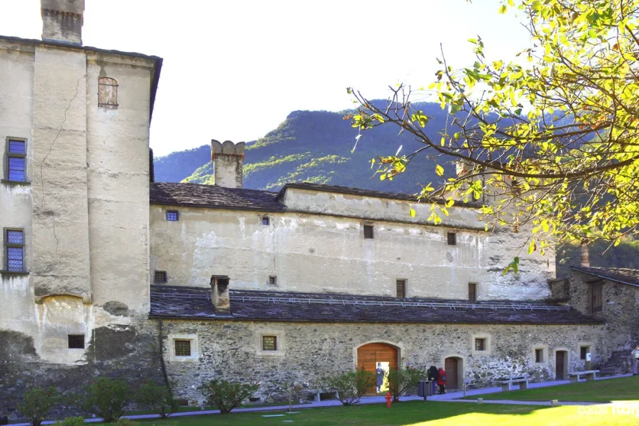 Issogne Private Tour: Renaissance Castle and Art Discovery