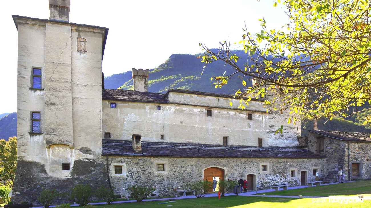 Issogne Private Tour: Renaissance Castle and Art Discovery
